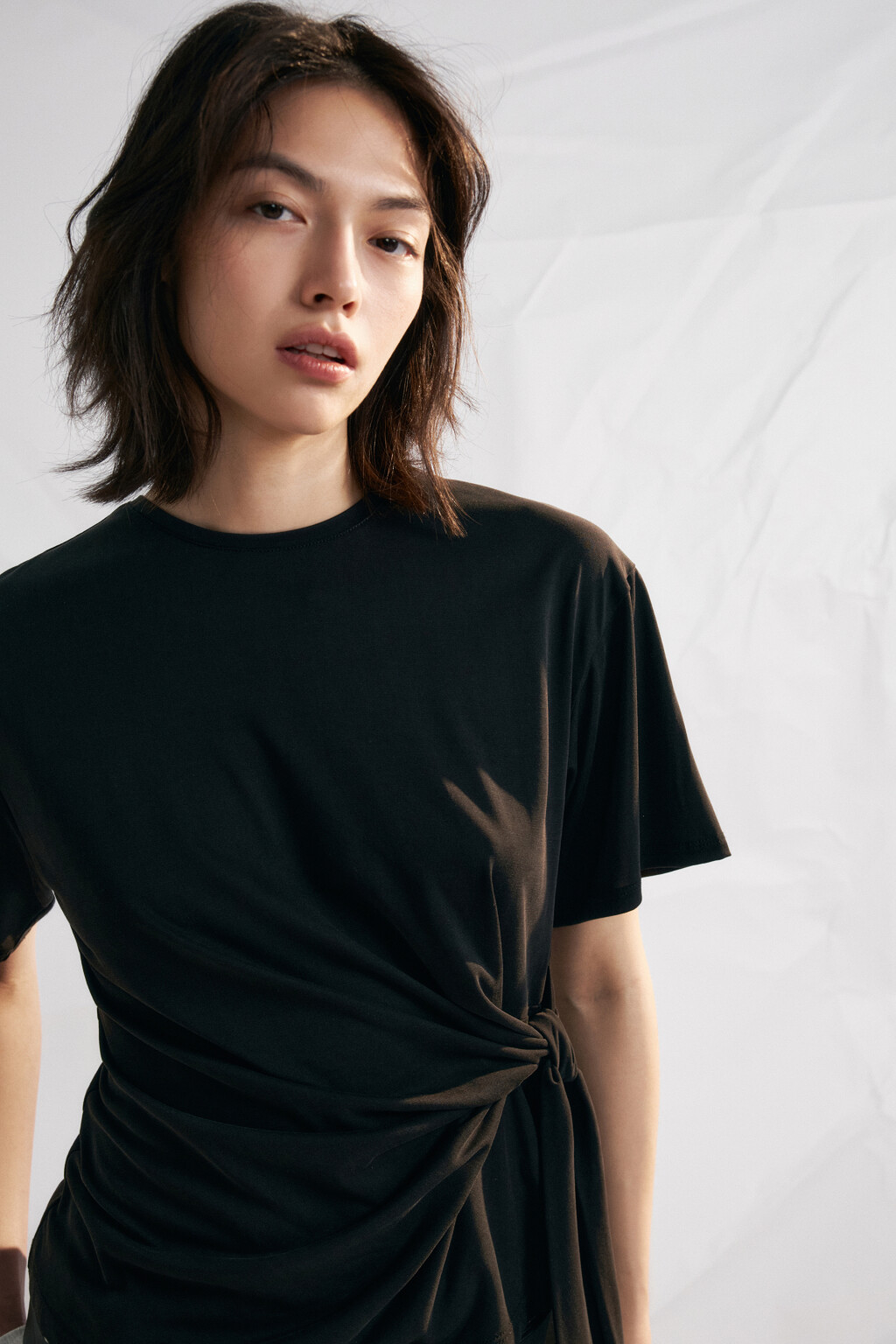 Футболка со сборкой на завязках - цвет черный - 6