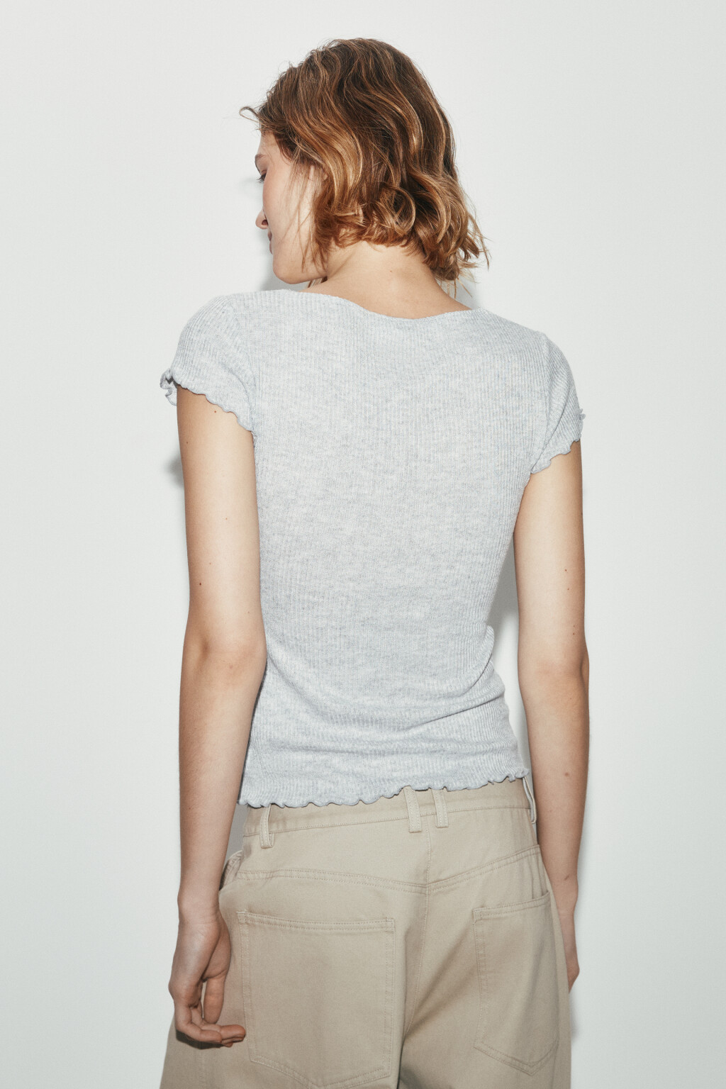 Блузка-топ облегающая в рубчик с кружевом - цвет серый - 3