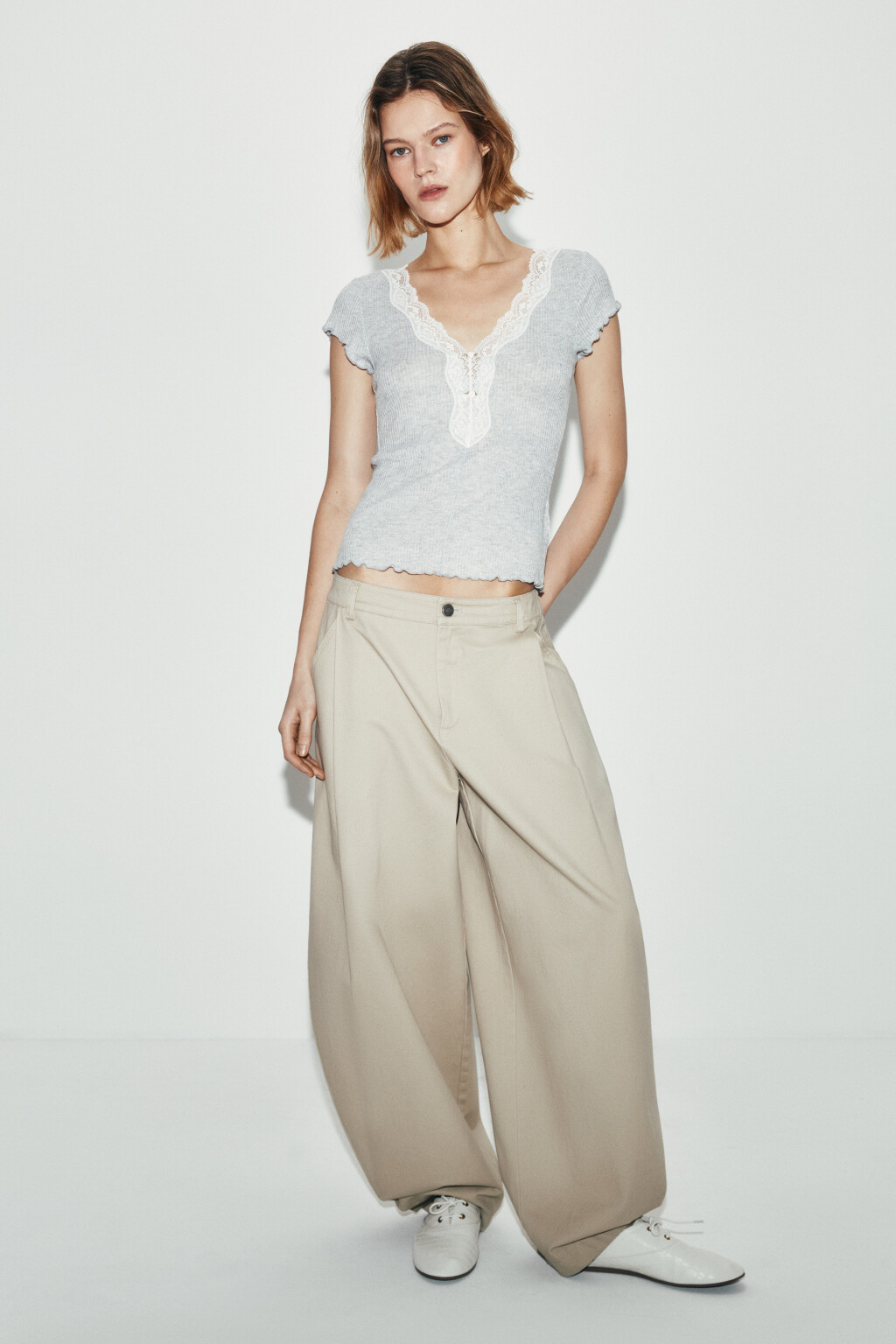 Блузка-топ облегающая в рубчик с кружевом - цвет серый - 4