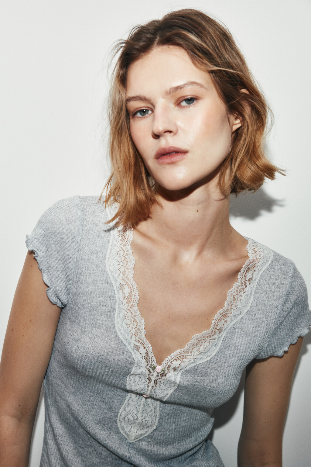 Блузка-топ облегающая в рубчик с кружевом - цвет серый - 6