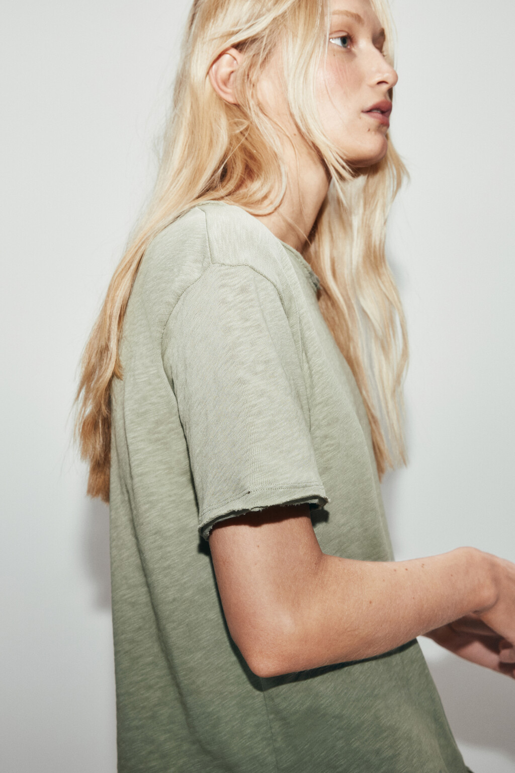 Футболка хлопковая с открытыми срезами - цвет зеленый - 6