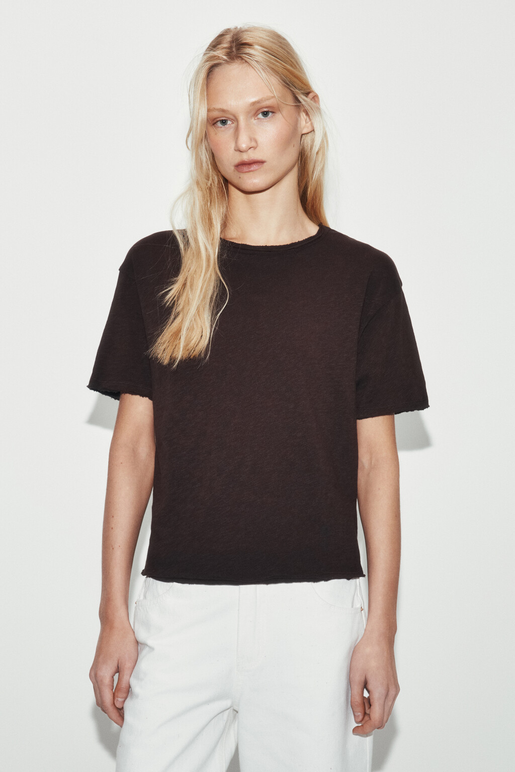 Футболка хлопковая с открытыми срезами - цвет коричневый - 2