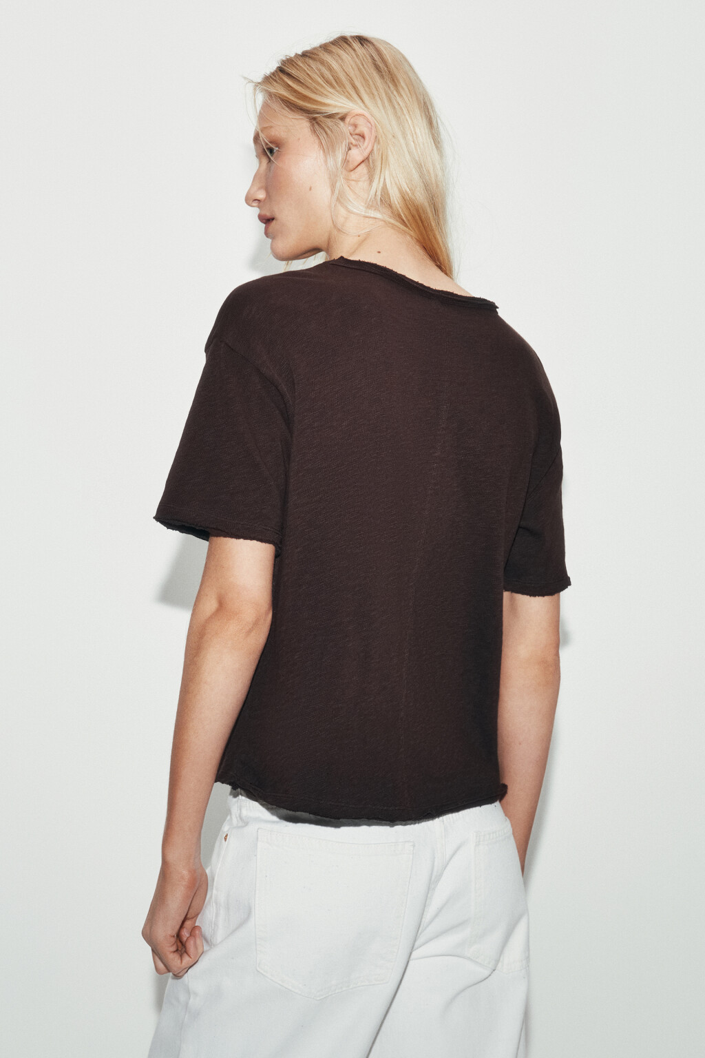 Футболка хлопковая с открытыми срезами - цвет коричневый - 3