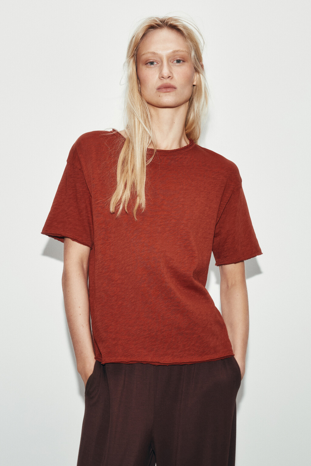 Футболка хлопковая с открытыми срезами - цвет красный - 2