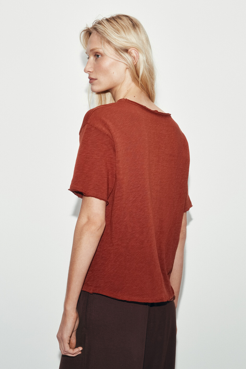 Футболка хлопковая с открытыми срезами - цвет красный - 3