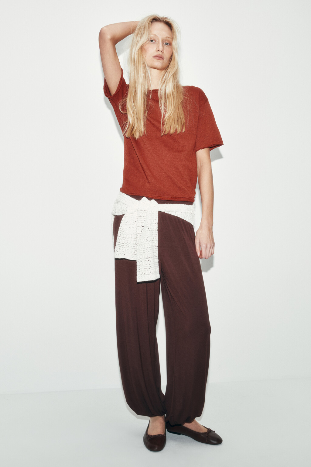 Футболка хлопковая с открытыми срезами - цвет красный - 4