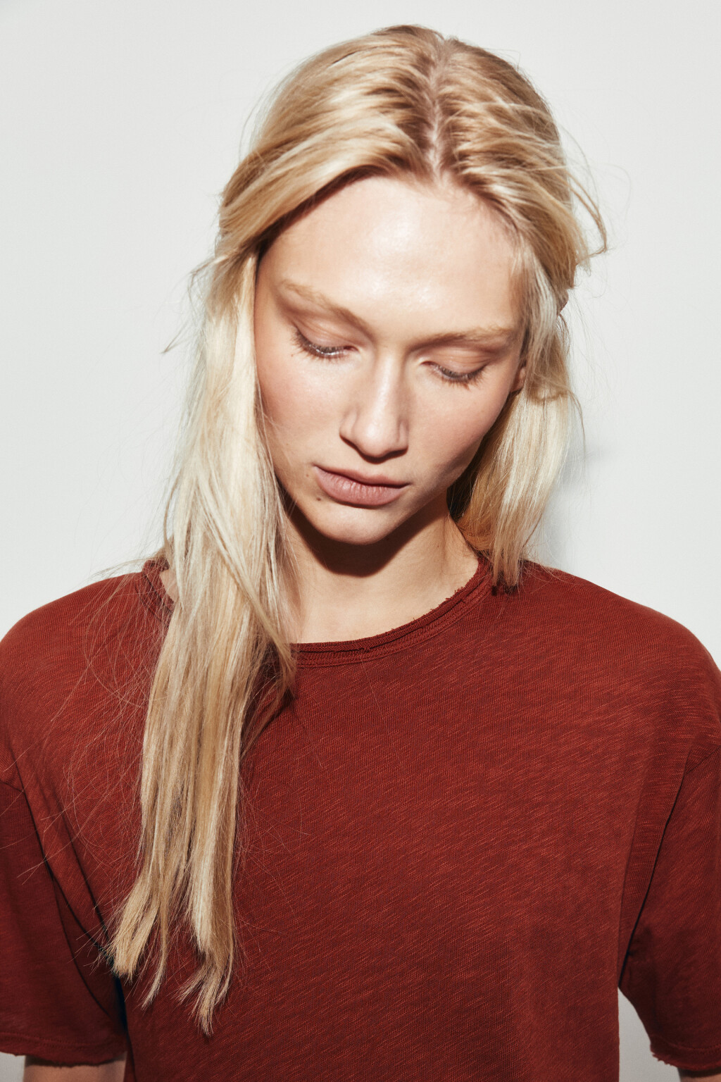 Футболка хлопковая с открытыми срезами - цвет красный - 6