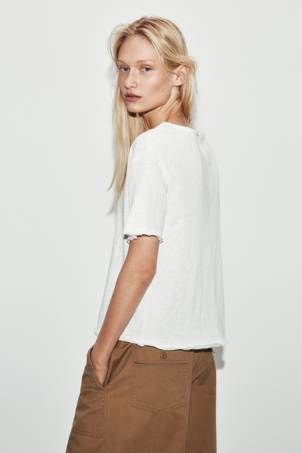 Футболка хлопковая с открытыми срезами - цвет молочный - 3