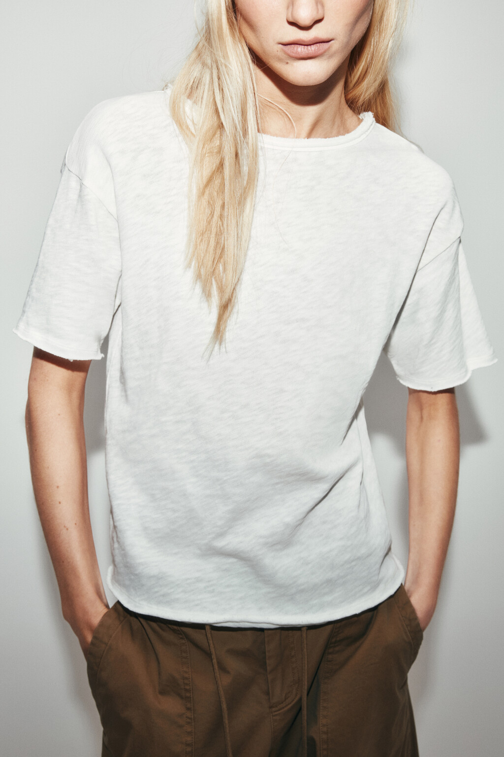 Футболка хлопковая с открытыми срезами - цвет молочный - 5