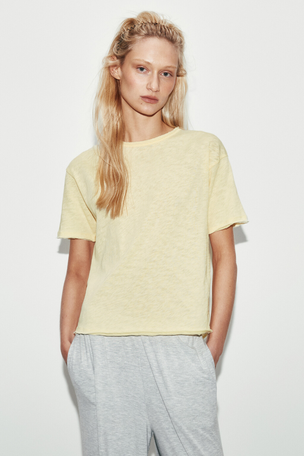 Футболка хлопковая с открытыми срезами - цвет желтый - 2