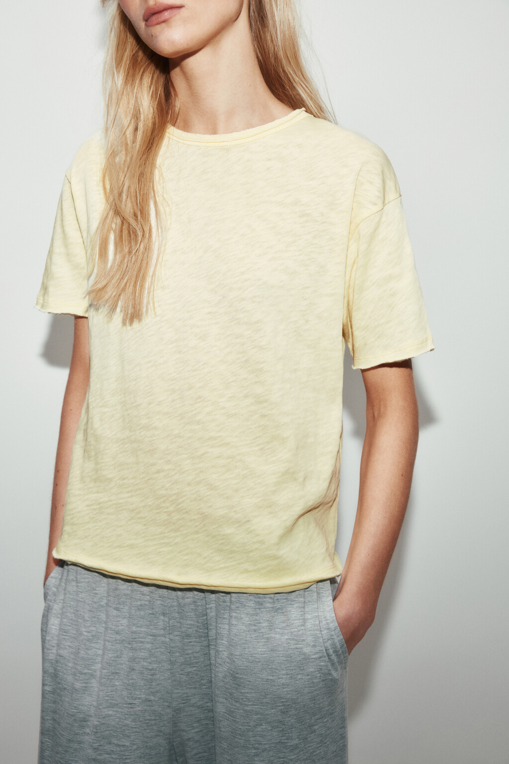 Футболка хлопковая с открытыми срезами - цвет желтый - 6
