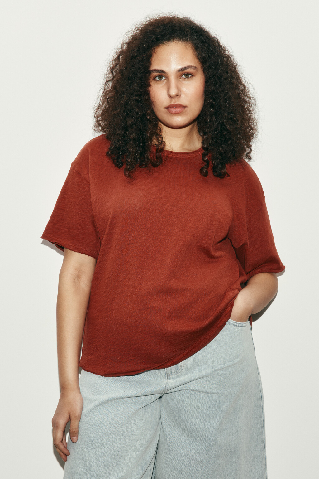 Футболка хлопковая с открытыми срезами - цвет красный - 2