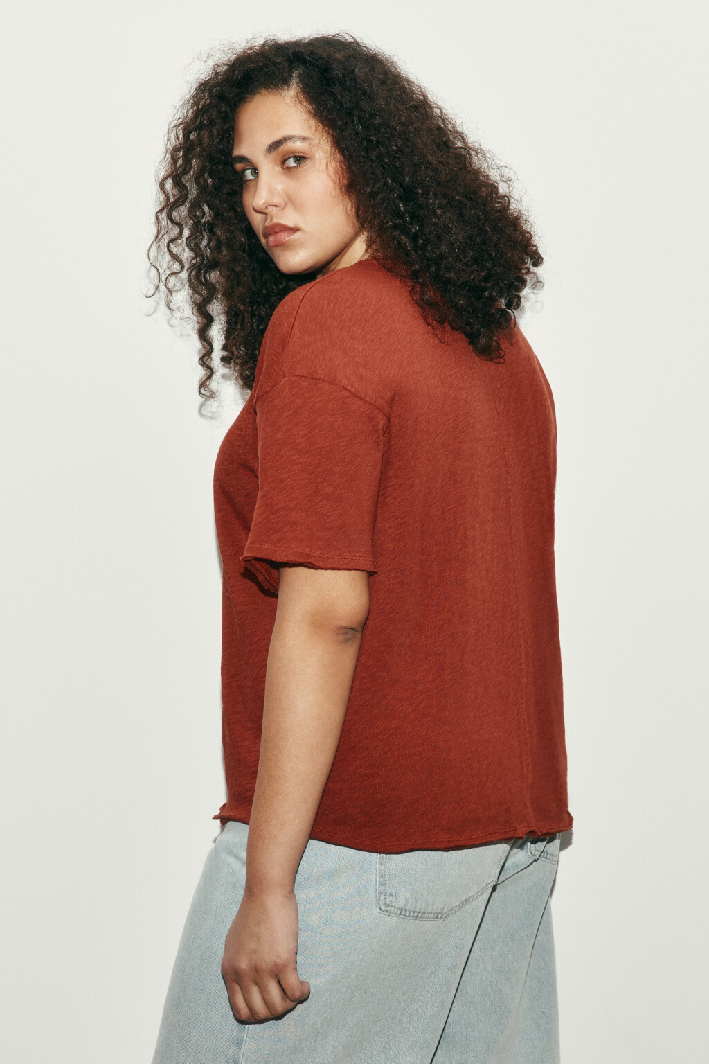 Футболка хлопковая с открытыми срезами - цвет красный - 3