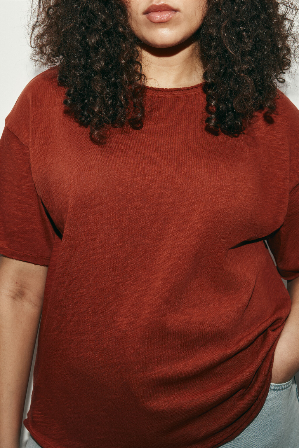 Футболка хлопковая с открытыми срезами - цвет красный - 5