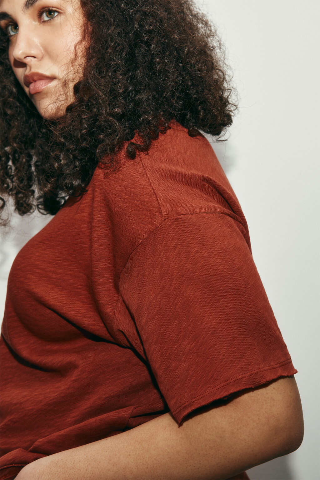 Футболка хлопковая с открытыми срезами - цвет красный - 6