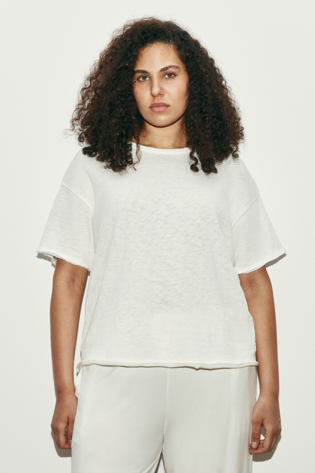 Футболка хлопковая с открытыми срезами - цвет молочный - 2