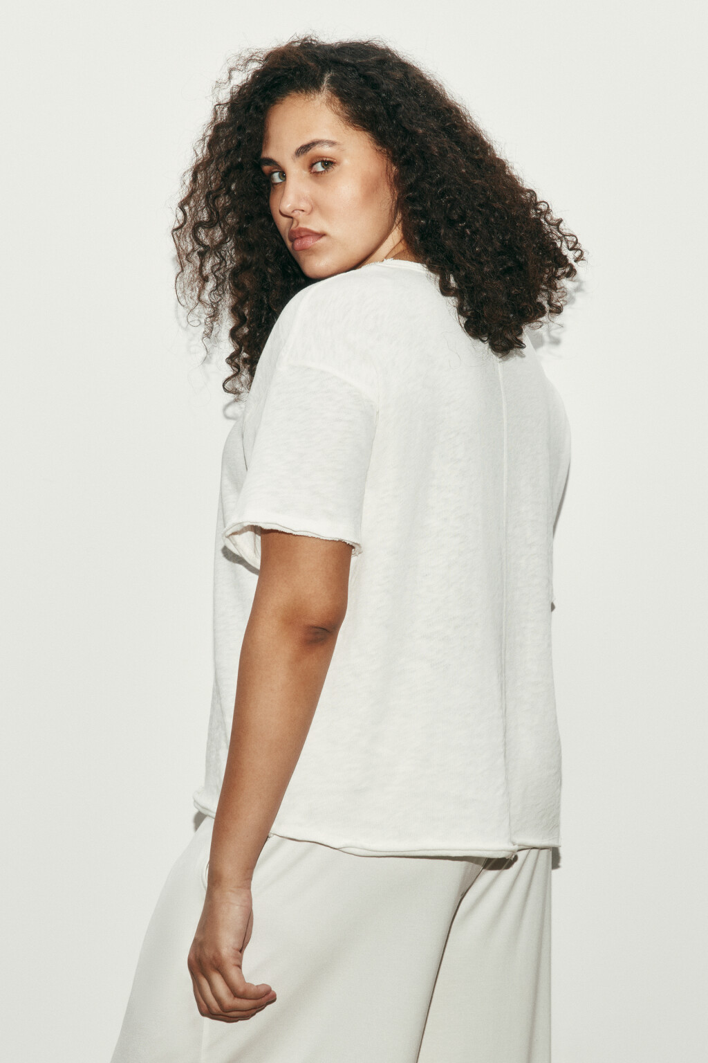 Футболка хлопковая с открытыми срезами - цвет молочный - 3