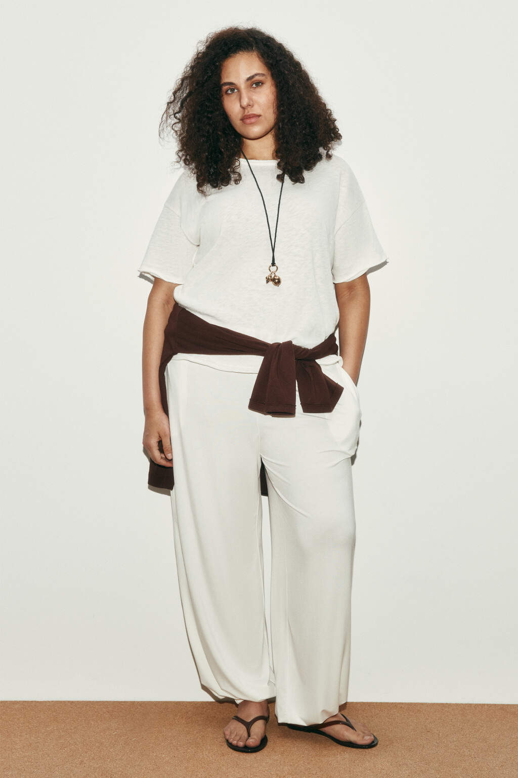 Футболка хлопковая с открытыми срезами - цвет молочный - 4