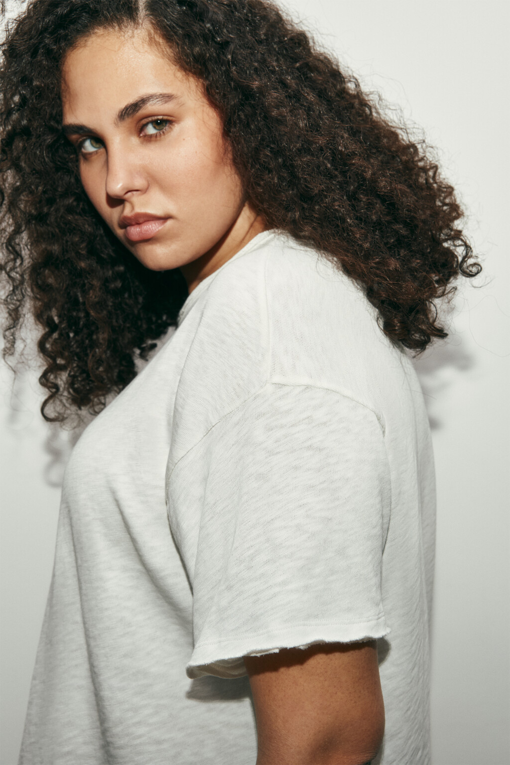 Футболка хлопковая с открытыми срезами - цвет молочный - 6