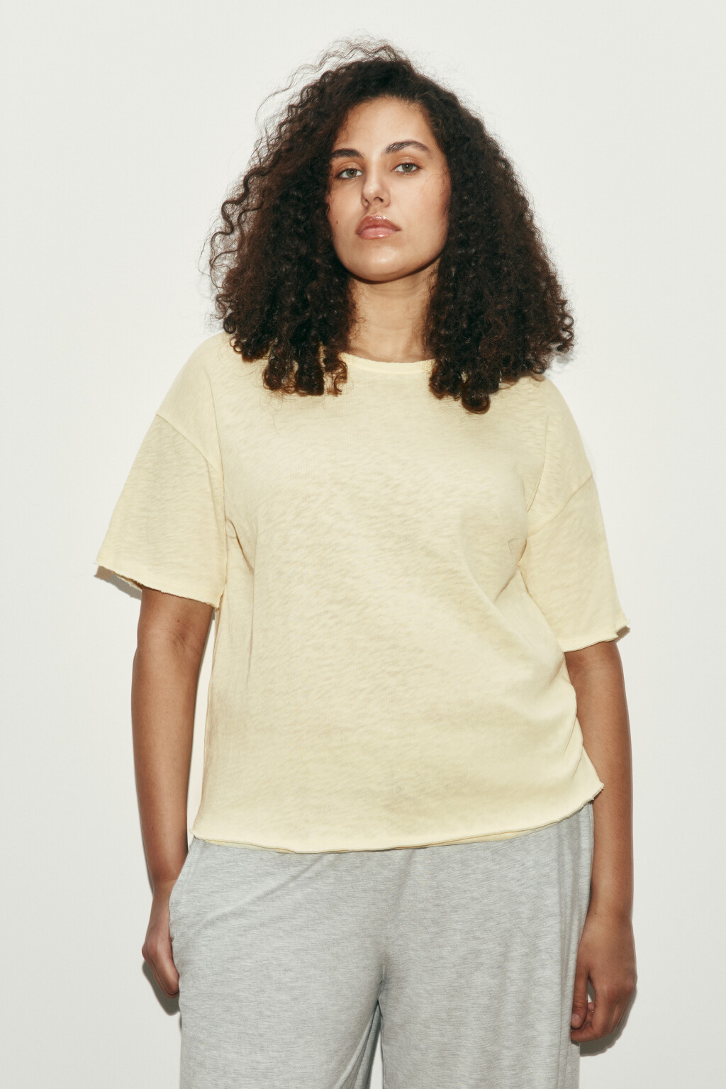 Футболка хлопковая с открытыми срезами - цвет желтый - 2