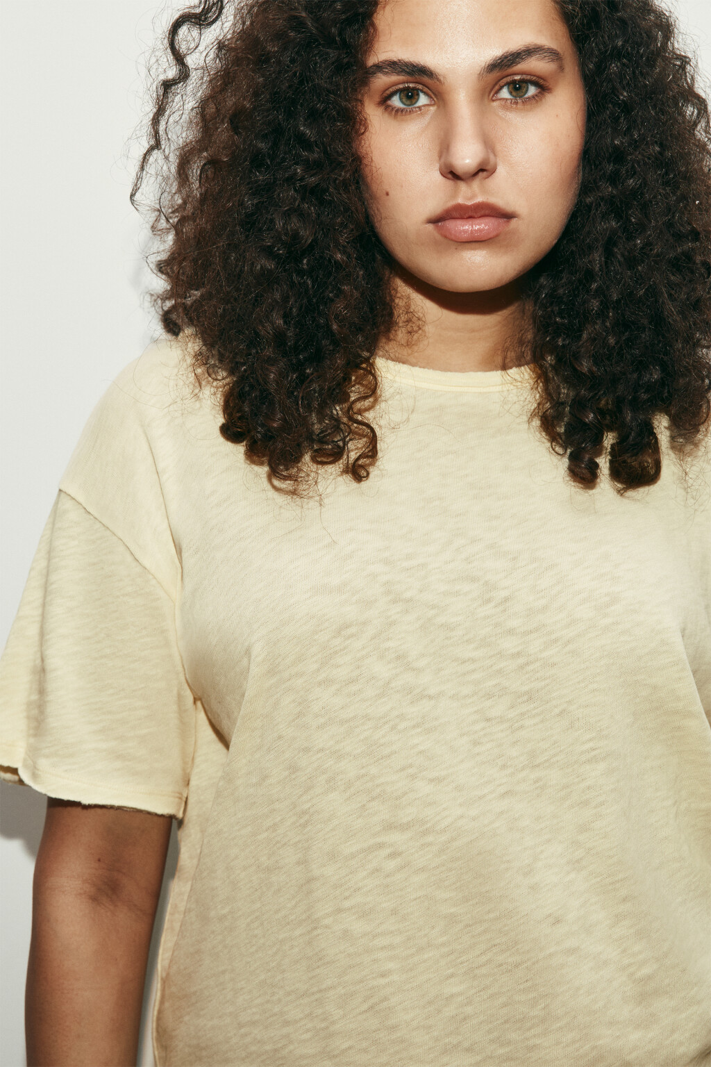 Футболка хлопковая с открытыми срезами - цвет желтый - 5