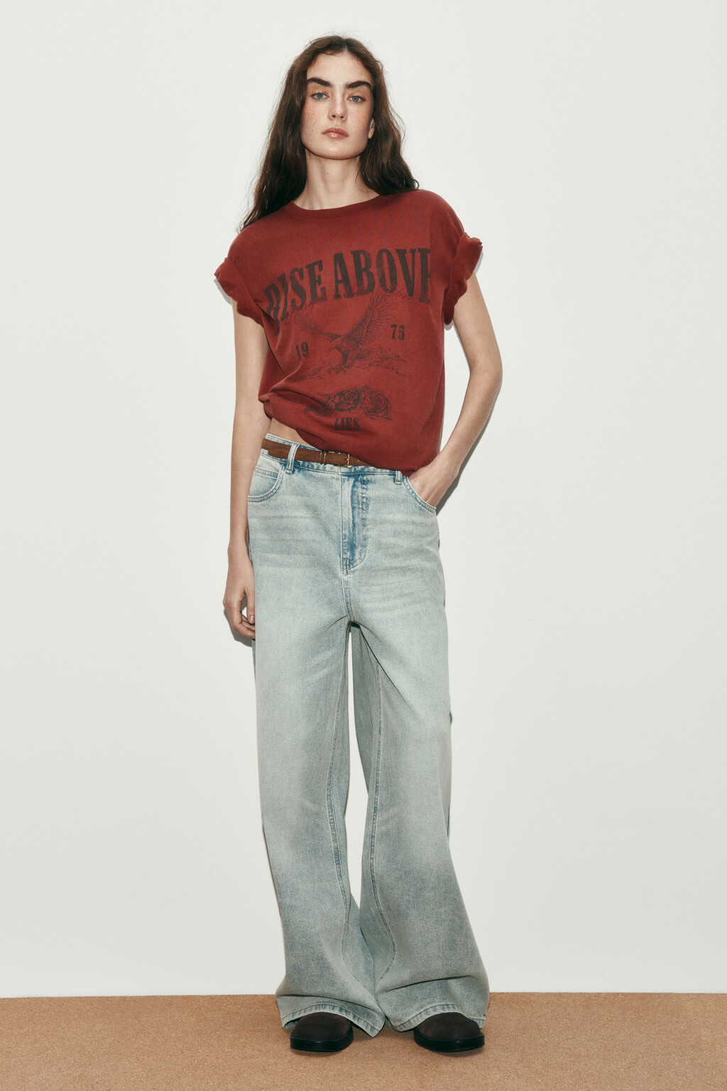 Футболка хлопковая с принтом и вареным эффектом - цвет коричневый - 4