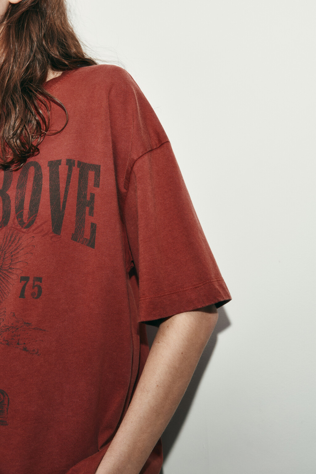 Футболка хлопковая с принтом и вареным эффектом - цвет коричневый - 6