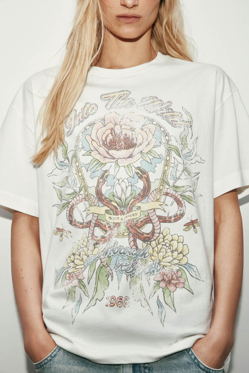 Футболка хлопковая с принтом и вареным эффектом - цвет белый - 5