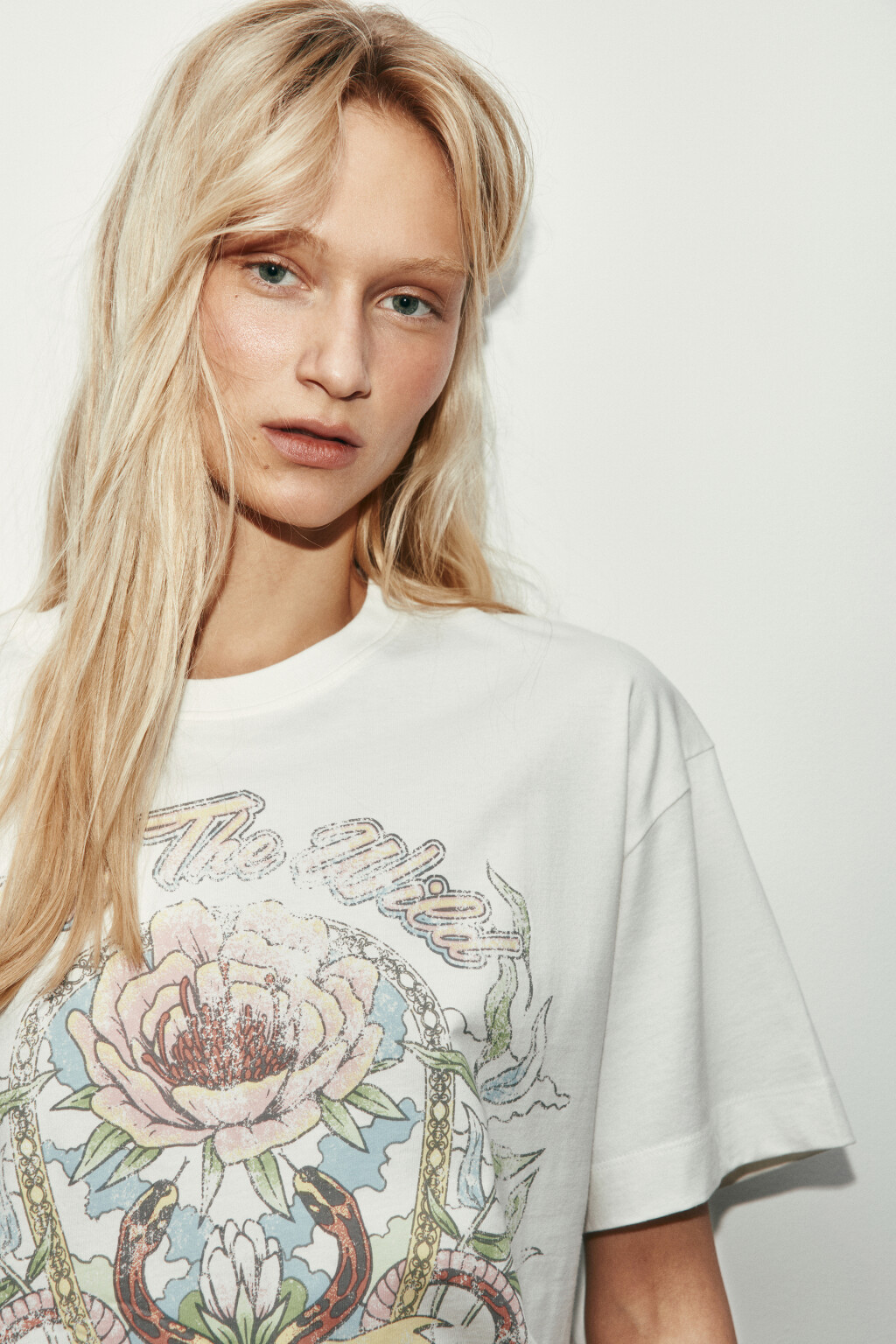 Футболка хлопковая с принтом и вареным эффектом - цвет белый - 6