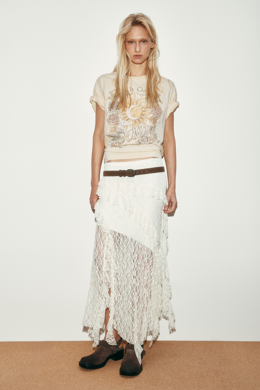 Футболка хлопковая с принтом и вареным эффектом - цвет бежевый - 4