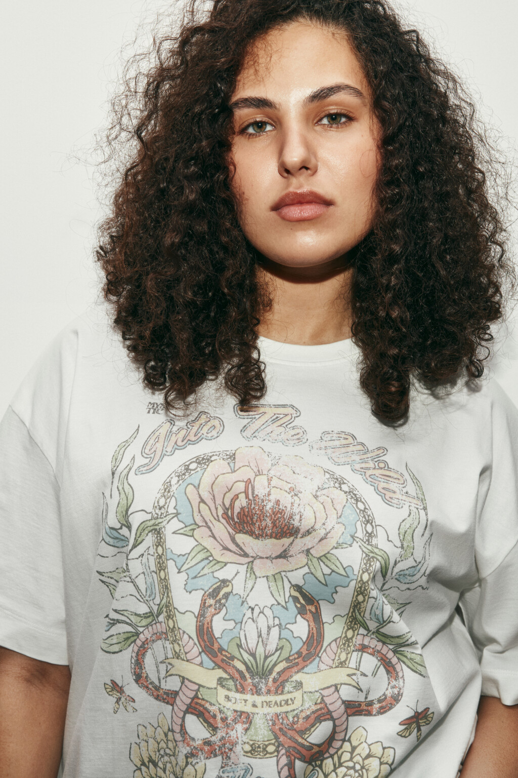 Футболка хлопковая с принтом и вареным эффектом - цвет белый - 5