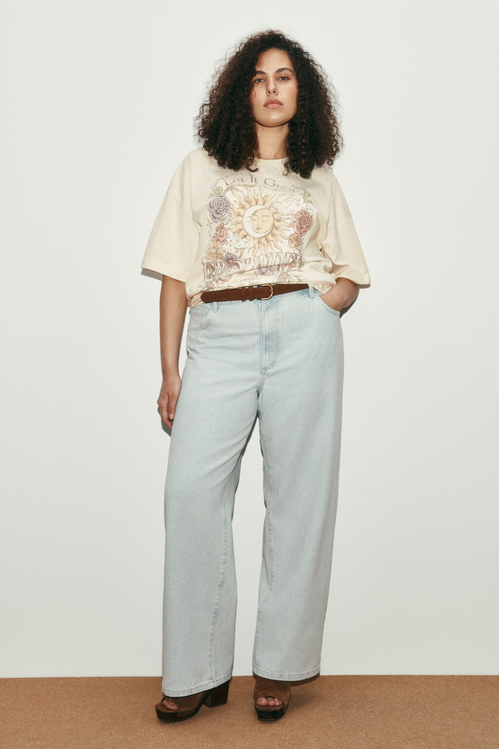 Футболка хлопковая с принтом и вареным эффектом - цвет бежевый - 4