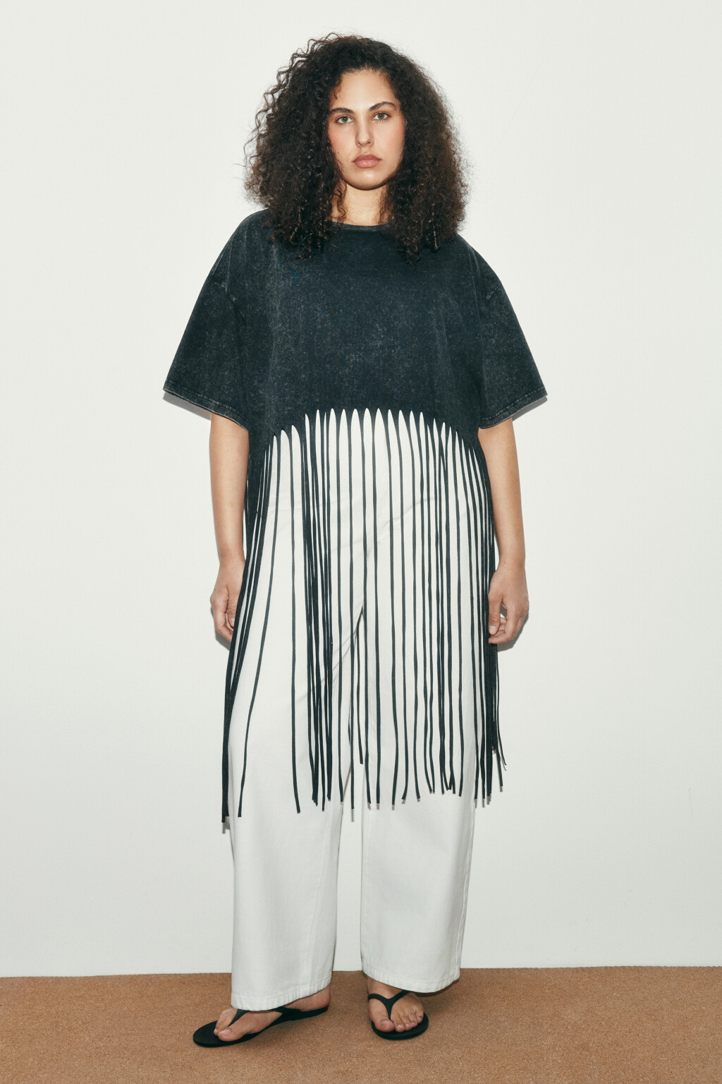 Футболка-топ с длинной бахромой - цвет серый - 4