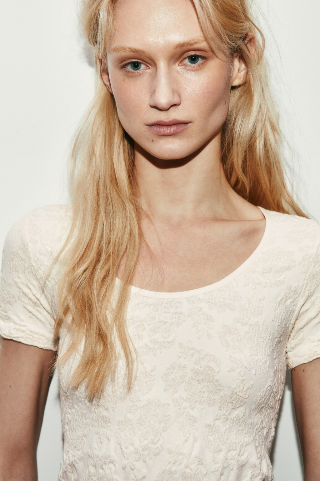 Футболка-топ облегающая ажурная из вискозы - цвет молочный - 6