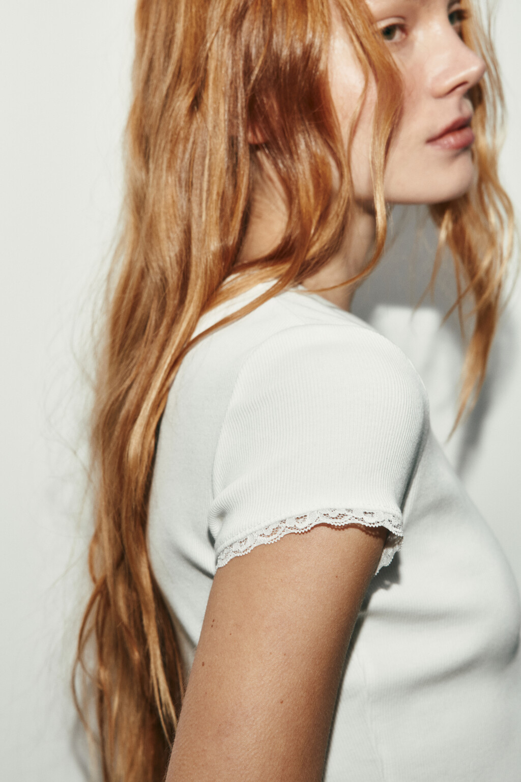 Футболка облегающая в рубчик с кружевом на рукавах - цвет белый - 6
