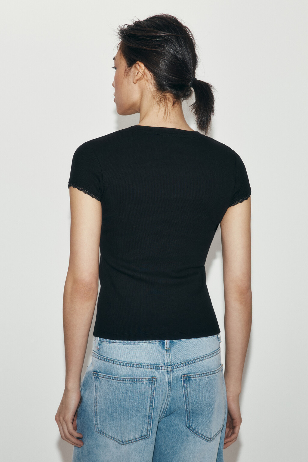 Футболка облегающая в рубчик с кружевом на рукавах - цвет черный - 3