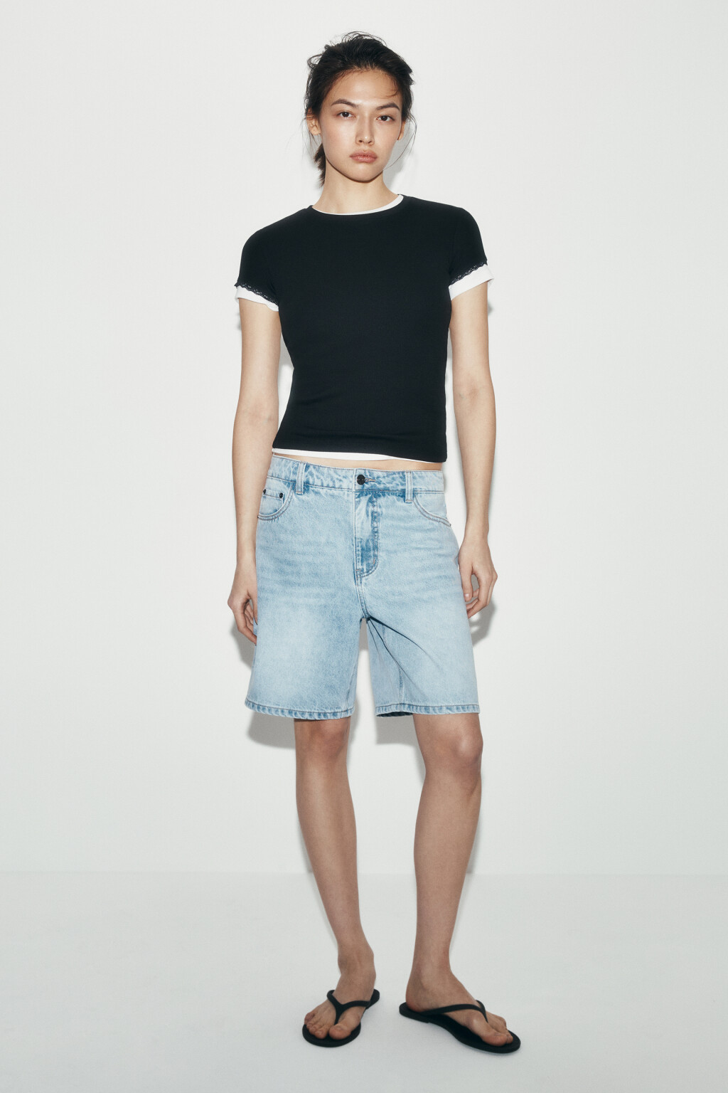 Футболка облегающая в рубчик с кружевом на рукавах - цвет черный - 4