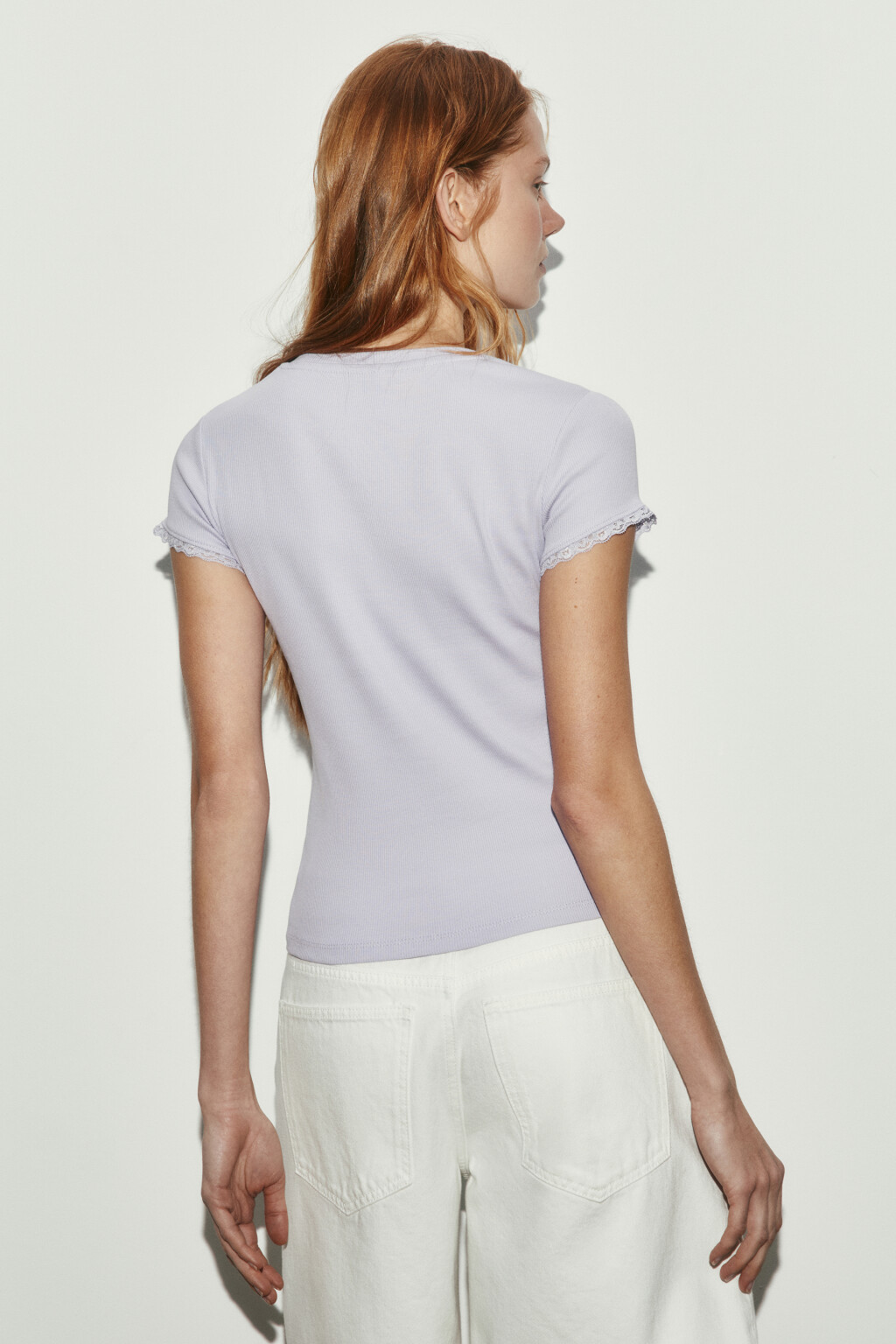 Футболка облегающая в рубчик с кружевом на рукавах - цвет сиреневый - 3