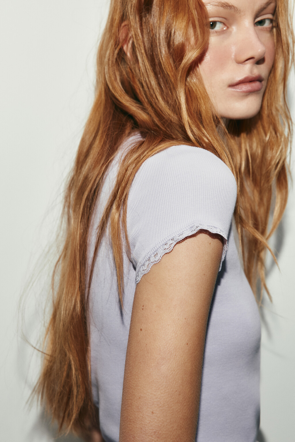 Футболка облегающая в рубчик с кружевом на рукавах - цвет сиреневый - 6