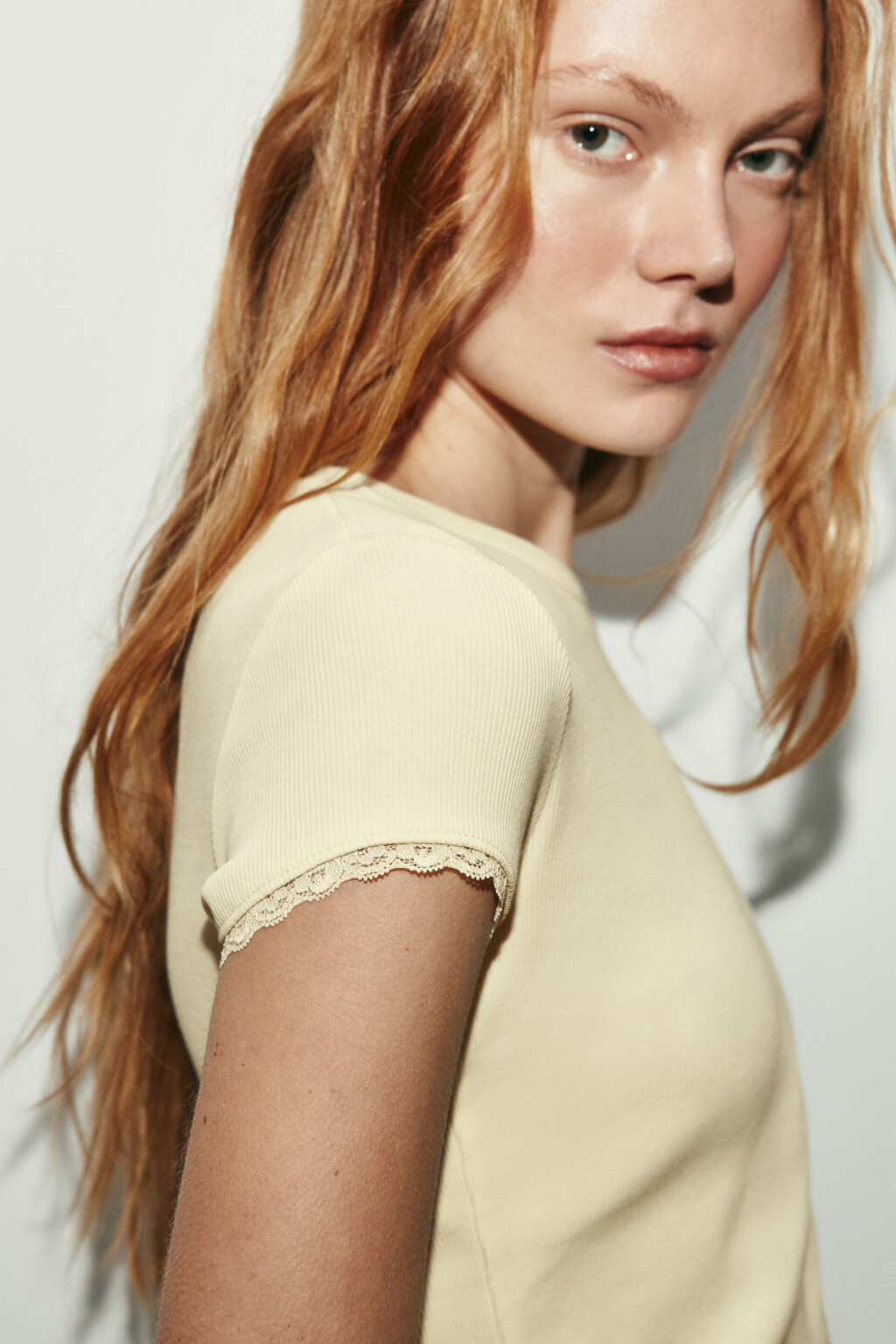 Футболка облегающая в рубчик с кружевом на рукавах - цвет желтый - 6