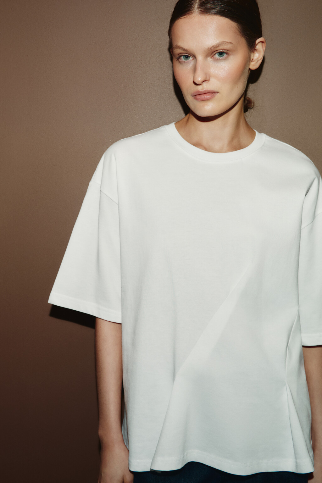 Футболка хлопковая оверсайз со складками - цвет белый - 1