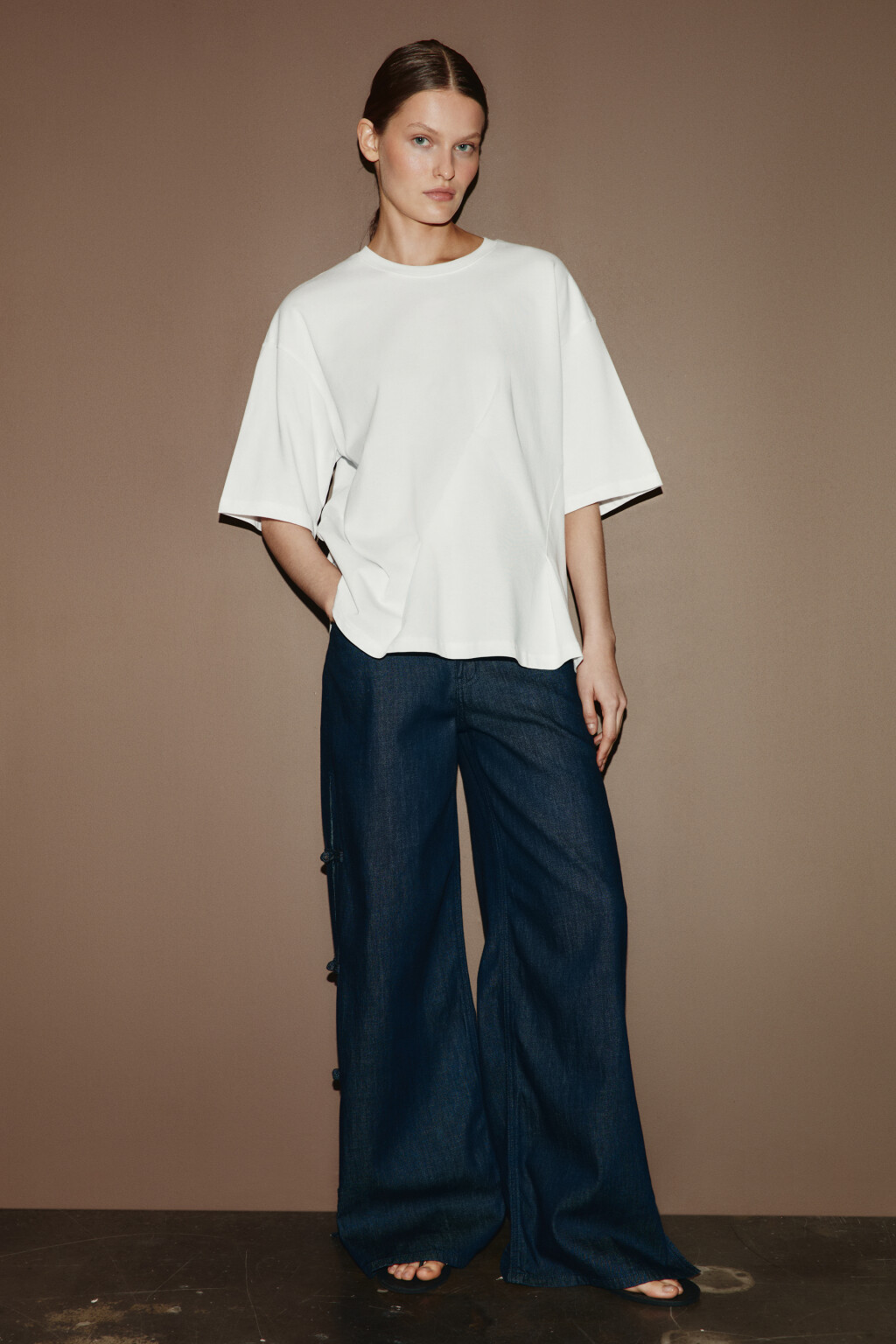 Футболка хлопковая оверсайз со складками - цвет белый - 4