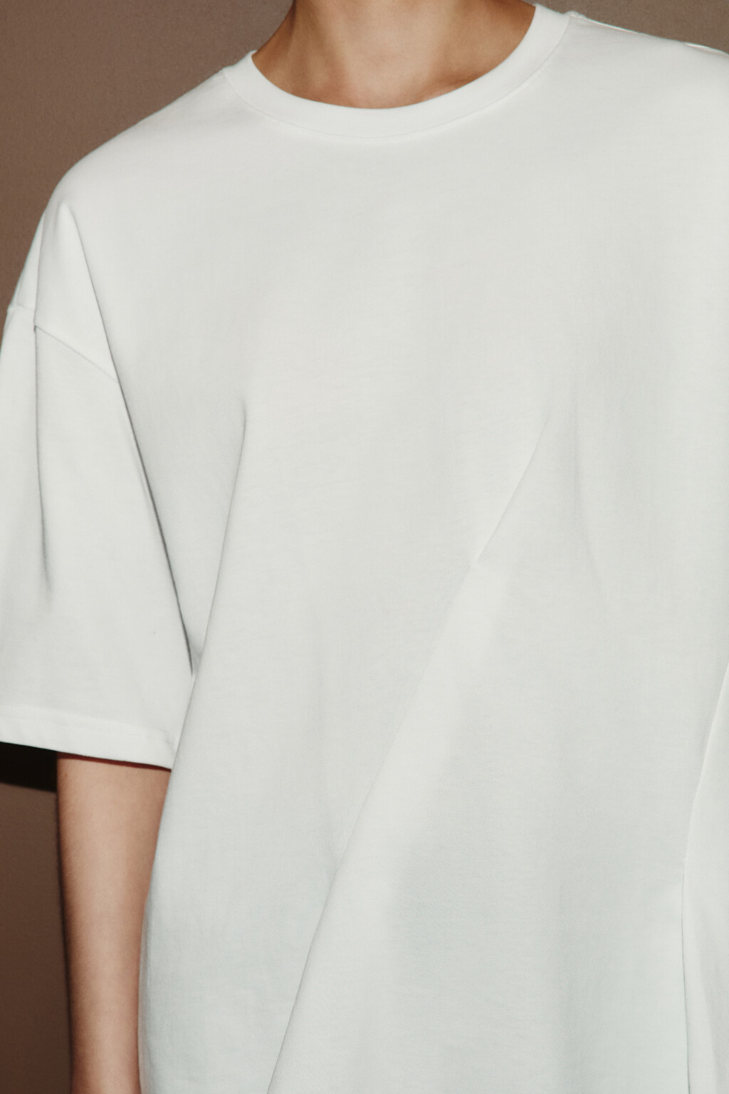 Футболка хлопковая оверсайз со складками - цвет белый - 5
