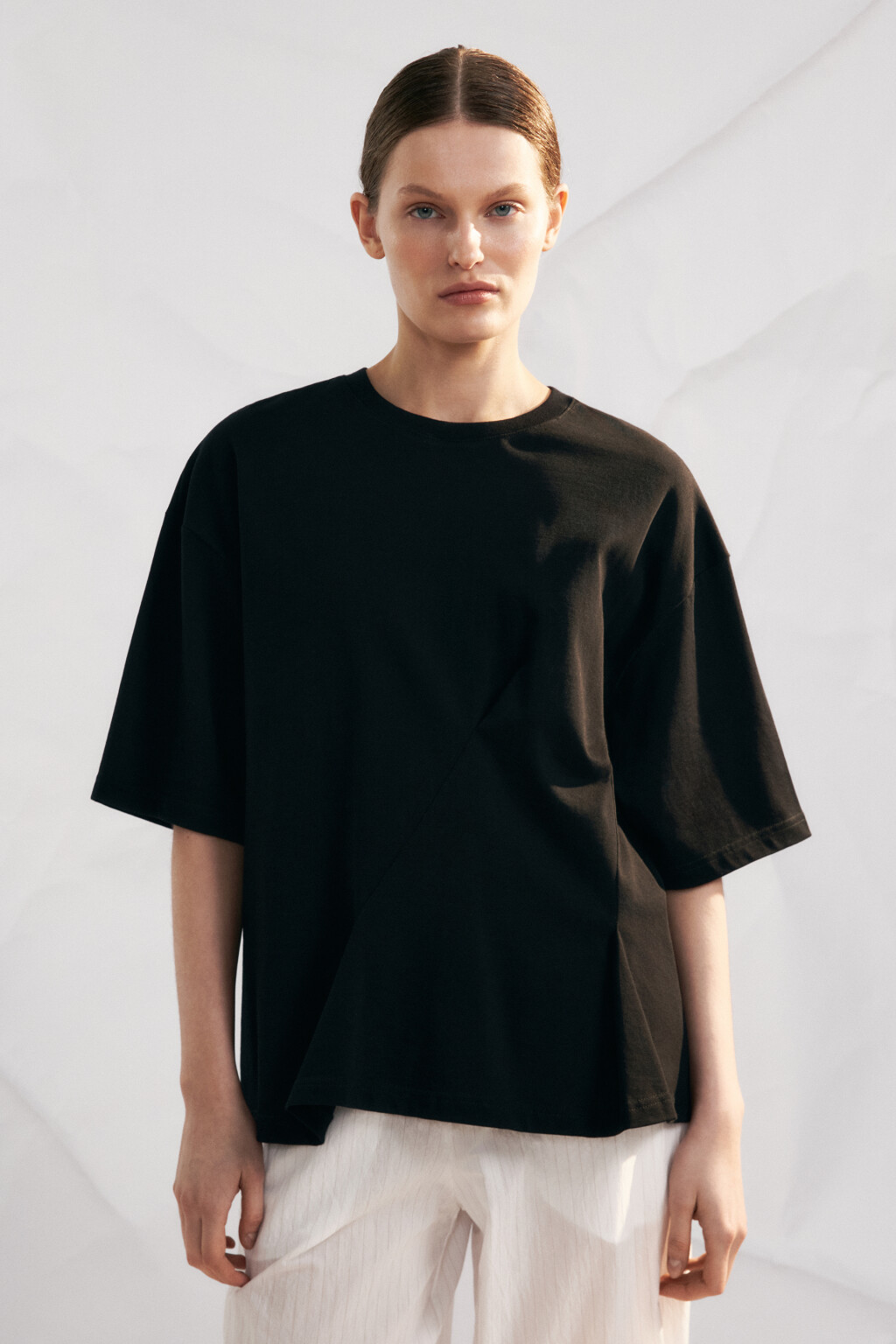 Футболка хлопковая оверсайз со складками - цвет черный - 2