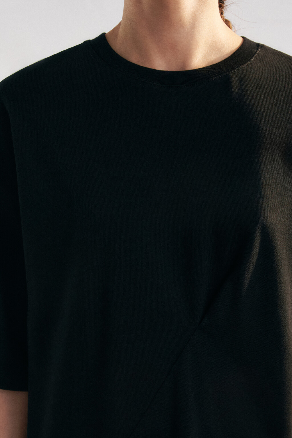 Футболка хлопковая оверсайз со складками - цвет черный - 5
