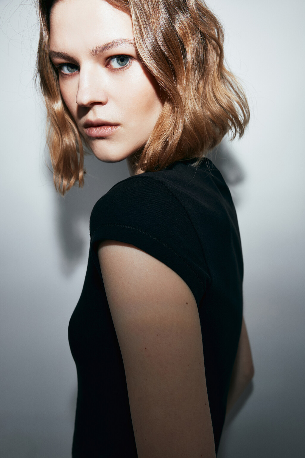 Футболка хлопковая облегающая с пич-эффектом - цвет черный - 5