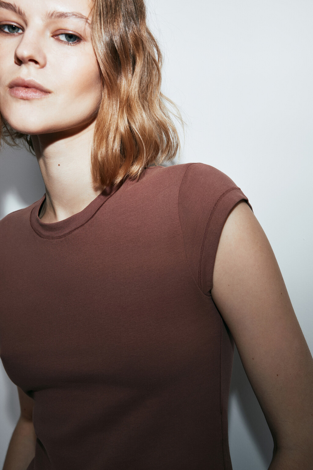 Футболка хлопковая облегающая с пич-эффектом - цвет бежевый - 5