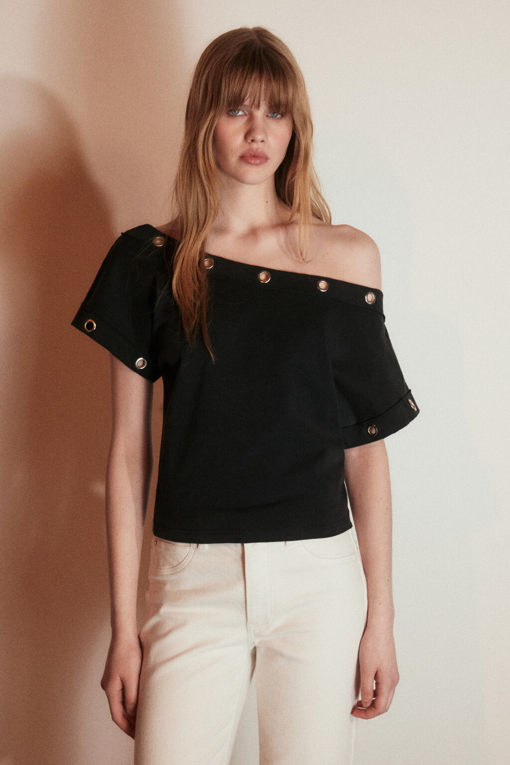 Футболка облегающая на одно плечо с люверсами - цвет черный - 2