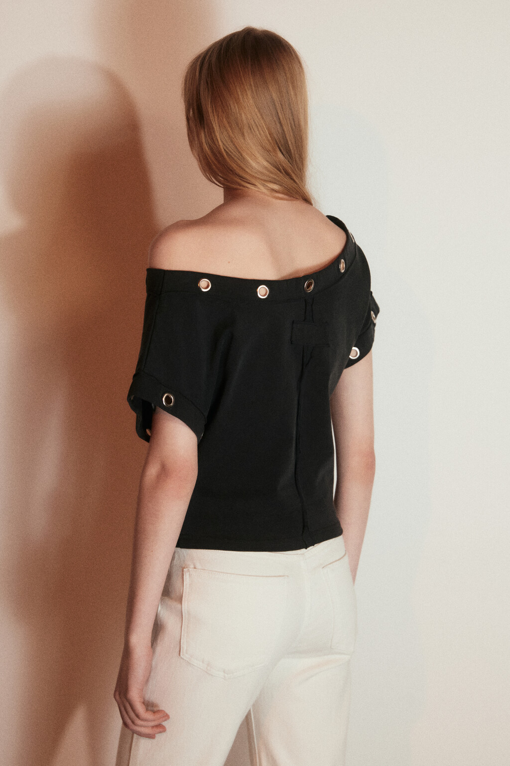 Футболка облегающая на одно плечо с люверсами - цвет черный - 3