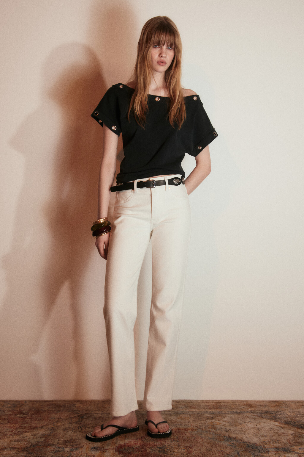 Футболка облегающая на одно плечо с люверсами - цвет черный - 4